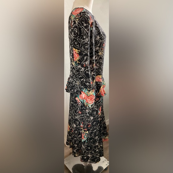 Black and White Sheath Dress with Cuffed Long Sleeves - Picture 4 of 8